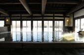 日帰り温泉「源泉 那須山 令和の湯」2021 新たな自家源泉になりました。<br>湯量、泉質もより豊富になった元気な源泉です。のんびりと、温まってください。<br> 冬期割引料金 2023年12月1日〜2024年2月29日