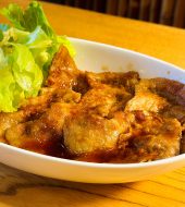 日帰り温泉の食事処　人気の「焼肉定食」など。お米は栃木のこしひかり。